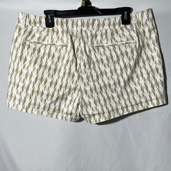 A.n.a. Womens 14 tan white mid-rise twill shorts new with tags - Picture 2 of 6